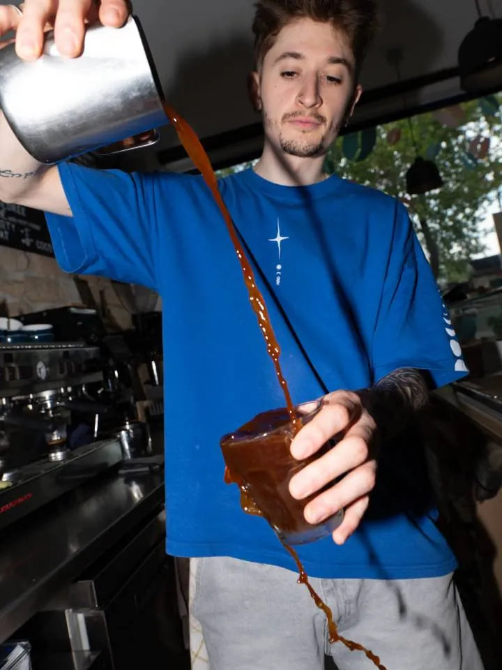 Barista de JOZI versant un café au comptoir