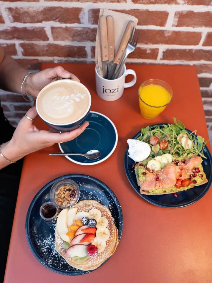 Brunch servi chez JOZI Brunch Panthéon : pancakes, toast et cappuccino