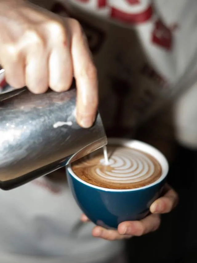 Latte art versé au comptoir de JOZI Café Notre-Dame