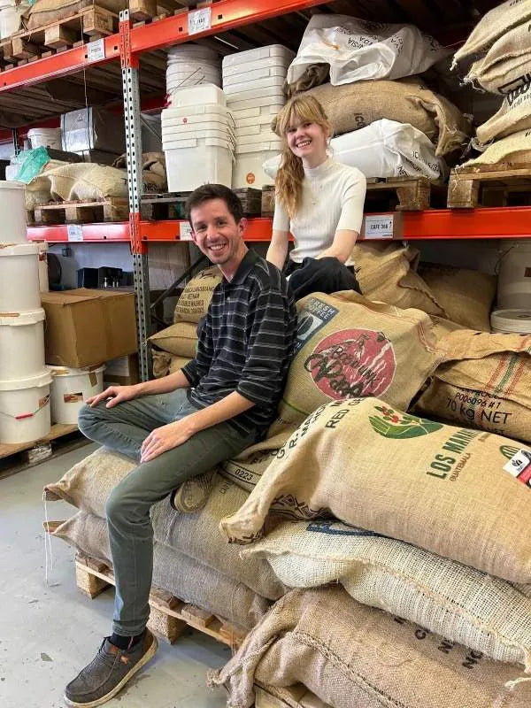 Le torréfacteur de JOZI assis parmi les sacs de café vert